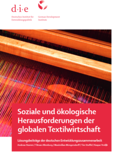 rotes Cover der Studie "Soziale und ökologische Herausforderungen der globalen Textilindustrie". Im Hintergrund Ausschnitt Webstuhl