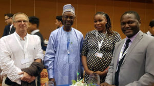 Gruppenfoto 4 Menschen: Brüntup, Generalsekretär UNCCD, 2 Mitglieder sambische Delegation