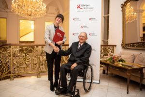 Photo: Charlotte Fiedler, handshake mit Wolfgang Schäuble