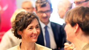 Photo: Anna-Katharina Hornidge unterhält sich bei ihrer Willkommensveranstaltung am Deutschen Institut für Entwicklungspolitik (DIE)